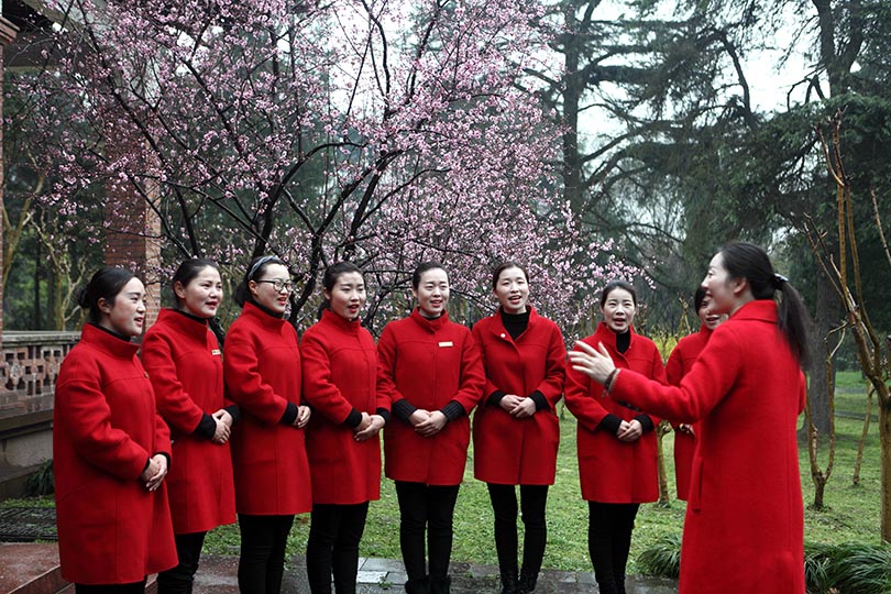 國家二級演員、揚州市文化館社會工作中心主任周倩為船娘們培訓揚州小調